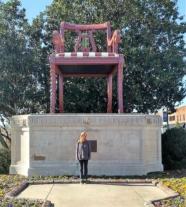 World's Largest Duncan Phyfe Chair in Thomasville, NC – A towering roadside attraction