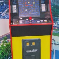 Classic Pac-Man arcade game – Retro machine with joystick, buttons, and iconic gameplay.