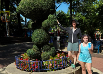 Snoopy topiary with CarriAnna and Nancy at Kings Dominion
